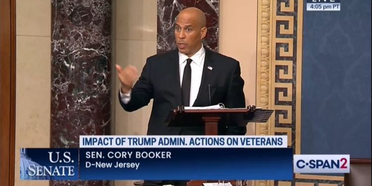 Un senador demócrata dio un discurso récord y habló durante 25 horas contra el gobierno de Donald Trump