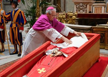 Una cruz, el escudo del Vaticano y una placa con el nombre sellaron el féretro del papa Francisco
