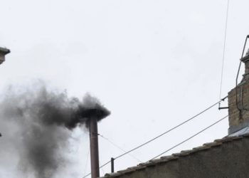 Primera fumata negra, aún no hay nuevo Papa