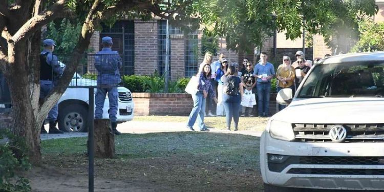 Zdero envía a la policía a entregar boletas radicales con las camionetas y el combustible del estado