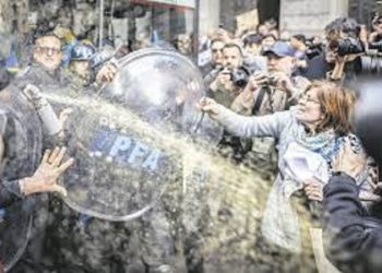 Meta palos y a la bolsa: la policía reprime y detiene al menos a cuatro manifestantes