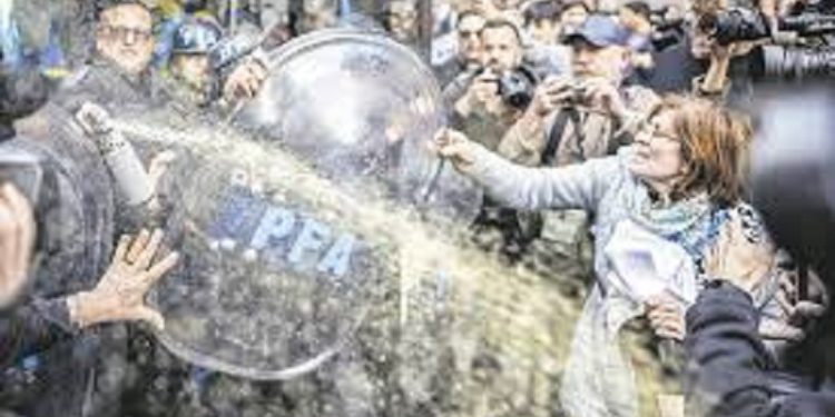 Meta palos y a la bolsa: la policía reprime y detiene al menos a cuatro manifestantes