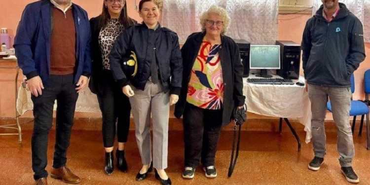 Estudiantes del Instituto Pelletier reciben equipamiento para cursar carreras universitarias