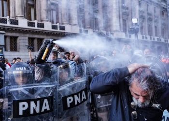 Financiar el fascismo: Milei le saca presupuesto al Garrahan y a la Ciencia para aumentar partidas a seguridad e inteligencia