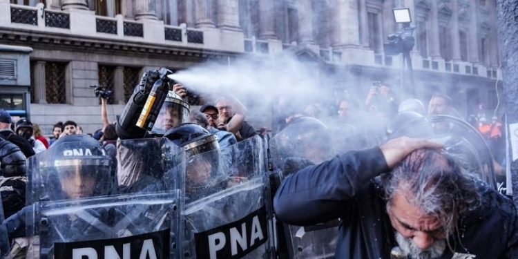 Financiar el fascismo: Milei le saca presupuesto al Garrahan y a la Ciencia para aumentar partidas a seguridad e inteligencia