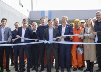 Axel Kicillof cruzó a Javier Milei durante la inauguración de un viaducto: “Vení a fijarte si sirve o no la obra pública”