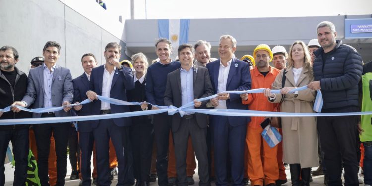 Axel Kicillof cruzó a Javier Milei durante la inauguración de un viaducto: “Vení a fijarte si sirve o no la obra pública”