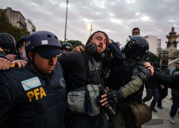 Bullrich reprimió la marcha de jubilados y detuvo a dos fotógrafos