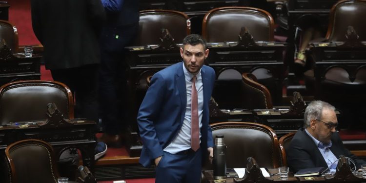 Damián Arabia presenta su libro: “Los jóvenes van a destruir todo aquello que les rompa las pelotas”