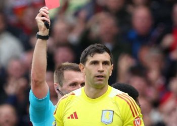 Dibu Martínez, expulsión con aroma a despedida del Aston Villa en la última fecha de la Premier League