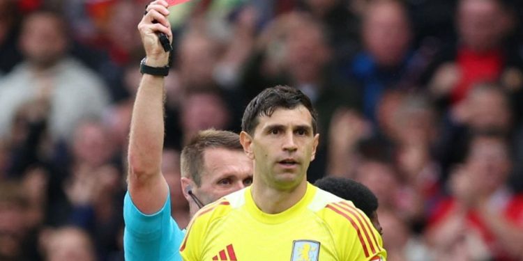 Dibu Martínez, expulsión con aroma a despedida del Aston Villa en la última fecha de la Premier League