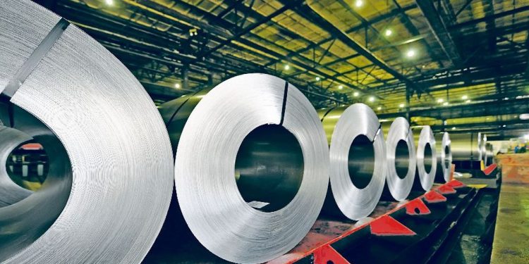 Donald Trump afirmó que subirá los aranceles al acero extranjero del 25% al 50%