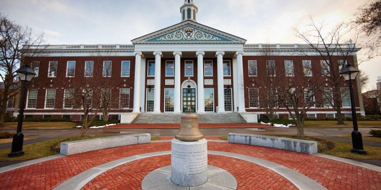 Donald Trump volvió a atacar a la Universidad de Harvard y anunció el retiro de su exención impositiva