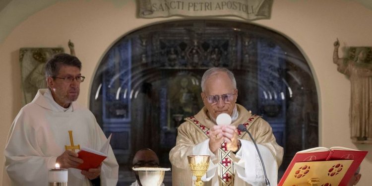 El papa León XIV dió un fuerte mensaje por la paz y realizó su primer Regina Coeli: “¡Nunca más a la guerra!”