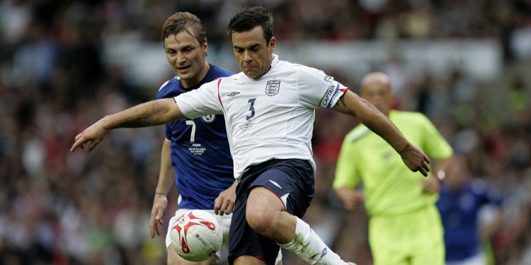 El reconocido cantante que cumplió el sueño de ser jugador de fútbol y hacer un gol al Manchester City