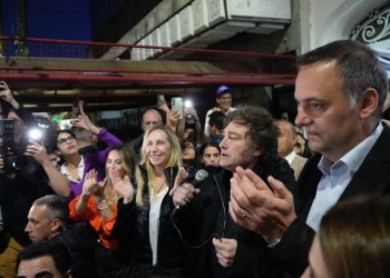 Empapelaron la Ciudad con afiches y mensajes contra Adorni