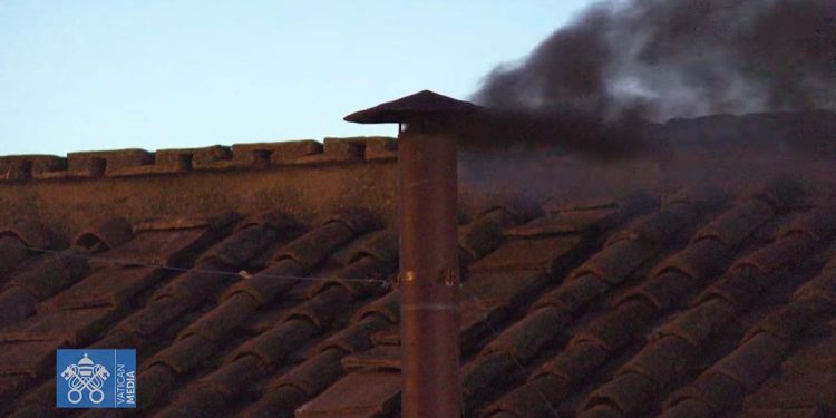 EN VIVO: Fumata negra: el mundo sigue esperando al nuevo Papa