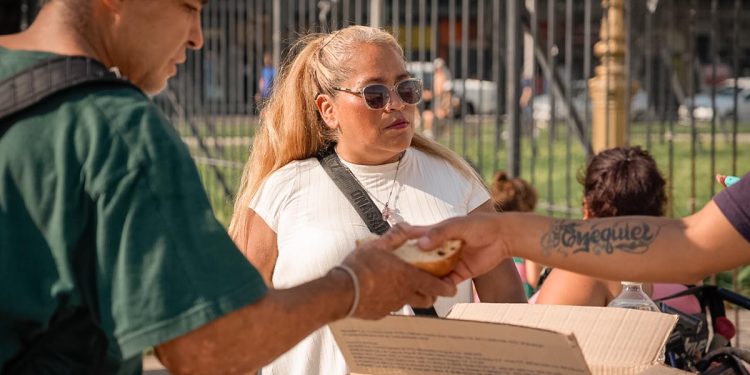 Es candidata a legisladora y trabaja con personas en situación de calle: «No les gusta ver pobres en la ciudad»