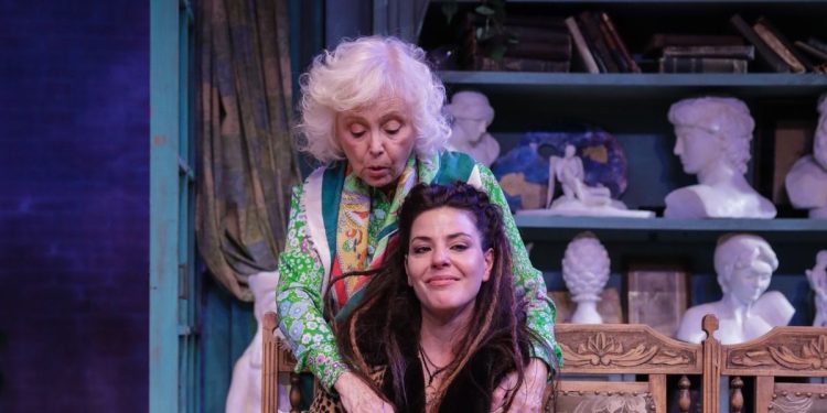 “Flores muertas”: el tiempo detenido en aquel momento en que se fue más feliz