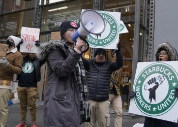 Gran huelga de trabajadores de Starbucks en Estados Unidos por nuevo código de vestimenta