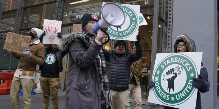 Gran huelga de trabajadores de Starbucks en Estados Unidos por nuevo código de vestimenta