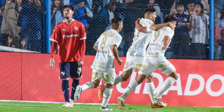 Independiente se puso al día, perdió con Atlético Tucumán y se bajó de la cima