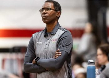 Jugó al fútbol americano, fue una estrella de la NBA y tiene un récord que nadie pudo igualar