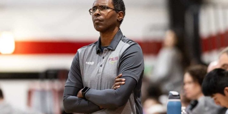 Jugó al fútbol americano, fue una estrella de la NBA y tiene un récord que nadie pudo igualar