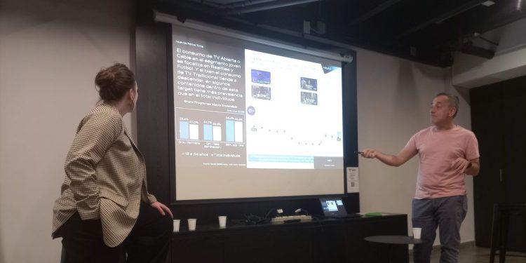 Las redes sociales, el streaming y la IA reconfiguran los hábitos de consumo de medios en Argentina