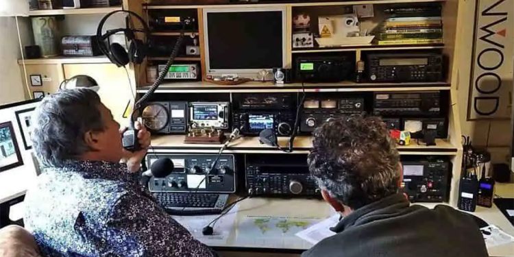 «Lo viejo funciona»: cada vez hay más radioaficionados en la Argentina