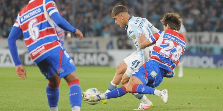 Martínez hizo una maravilla para que Racing gane y termine como uno de los mejores de la Copa Libertadores