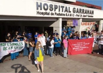 Médicos residentes del Hospital Garrahan reclaman por salarios y convocan al paro de este jueves