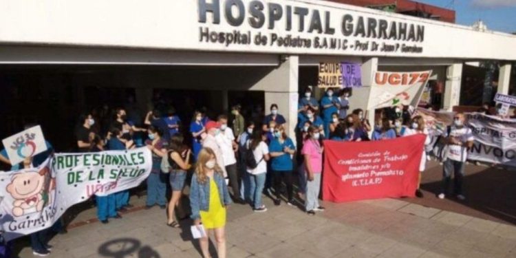 Médicos residentes del Hospital Garrahan reclaman por salarios y convocan al paro de este jueves