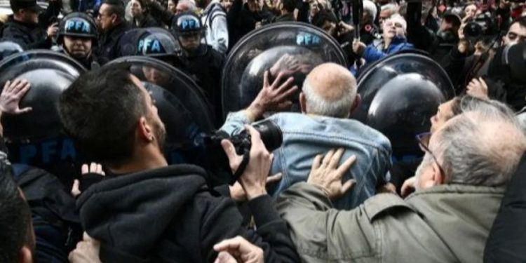 Nueva marcha de jubilados en el Congreso: heridos y detenidos luego de la represión
