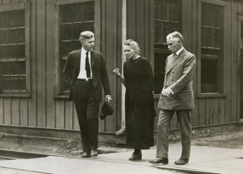 Nunca pares de brillar: chicas tragando radio por las ganancias del patrón