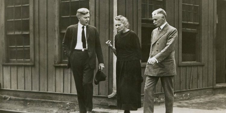 Nunca pares de brillar: chicas tragando radio por las ganancias del patrón