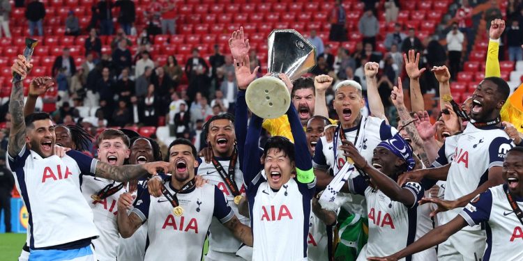 Otro título y un premio extra para el “Cuti” Romero: Tottenham ganó la Europa League