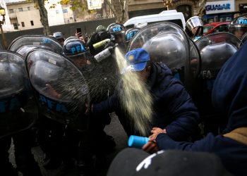 Patricia Bullrich reprimió otra vez a los jubilados y ya no los deja ni llevar adelante la protesta