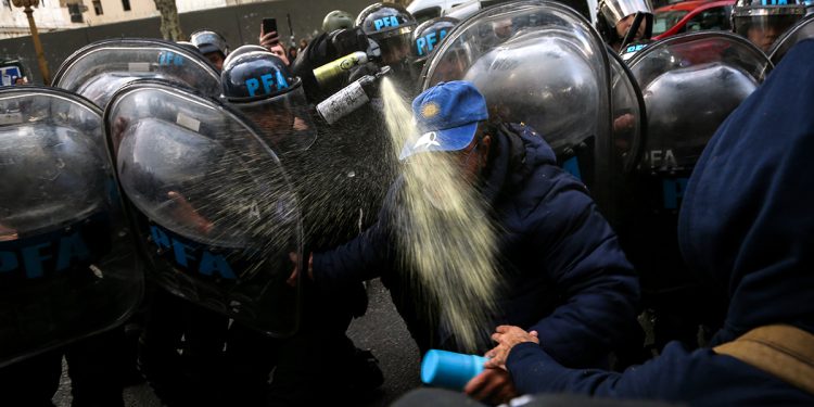 Patricia Bullrich reprimió otra vez a los jubilados y ya no los deja ni llevar adelante la protesta