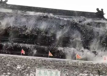 Se derrumbó una torre histórica de 650 años en China y casi causa una tragedia