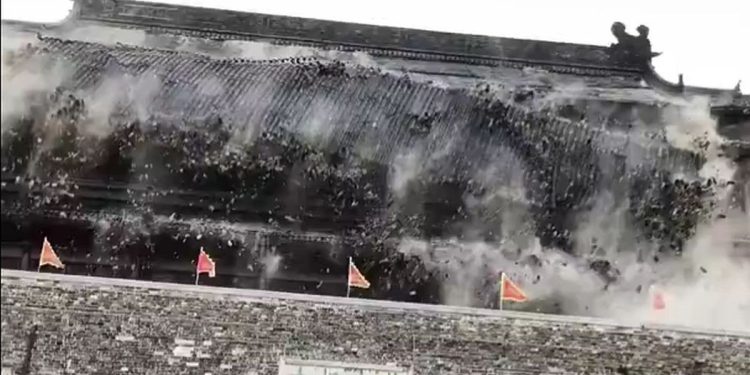Se derrumbó una torre histórica de 650 años en China y casi causa una tragedia