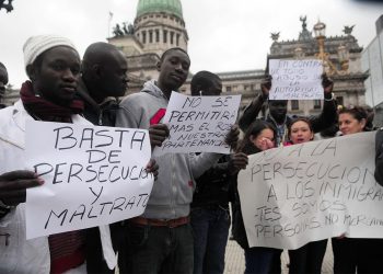 Ser migrante en la Argentina libertaria: el fin de un derecho humano inalienable