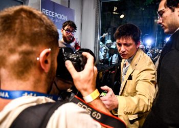 Tras la intimidación de Santiago Caputo al fotógrafo de Tiempo, Milei insiste con su ataque a la prensa: «No odiamos lo suficiente a los periodistas»