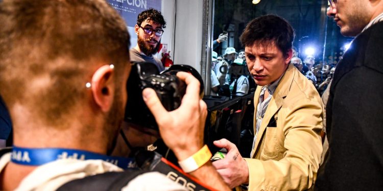 Tras la intimidación de Santiago Caputo al fotógrafo de Tiempo, Milei insiste con su ataque a la prensa: «No odiamos lo suficiente a los periodistas»