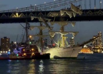 Un buque mexicano chocó contra el Puente de Brooklyn: hay al menos dos muertos