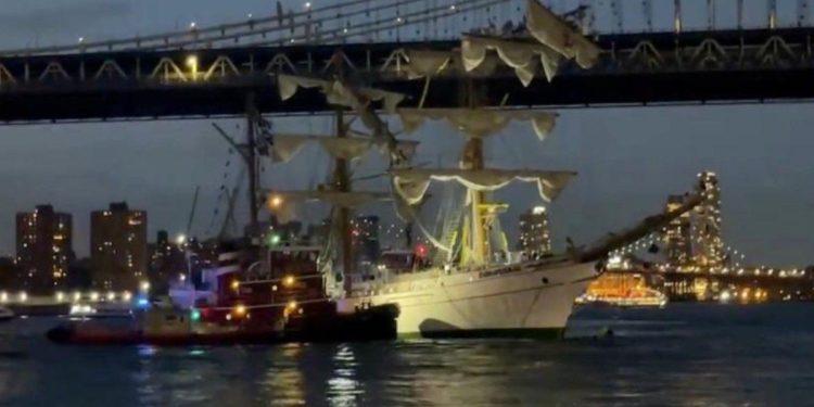 Un buque mexicano chocó contra el Puente de Brooklyn: hay al menos dos muertos