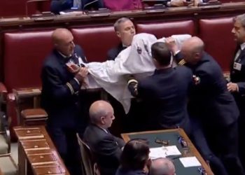 Un fantasma en el Parlamento italiano: protesta insólita contra el gobierno de Giorgia Meloni