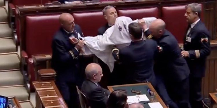 Un fantasma en el Parlamento italiano: protesta insólita contra el gobierno de Giorgia Meloni