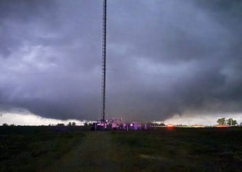 Un impresionante tornado azotó a Kansas en EEUU y destruyó todo a su paso
