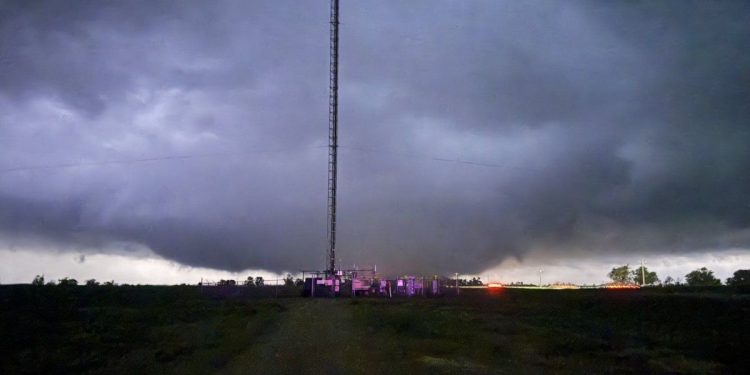 Un impresionante tornado azotó a Kansas en EEUU y destruyó todo a su paso